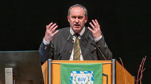 Hubert Aiwanger (Freie Wähler), bayerischer Wirtschafts- und Jagdminister, spricht in der Max-Reger-Halle auf der Landesversammlung des Bayerischen Jagdverbands (BJV).