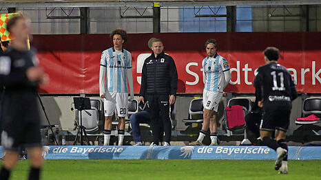 Endlich ist er da, der Moment des Profi-Deb&uuml;ts: L&ouml;wen-Youngster Samuel Althaus (l.) vor seiner Einwechslung gegen Schweinfurt mit Co-Trainer Nico Masetzky und Teamkollege David Philipp (v.l.).