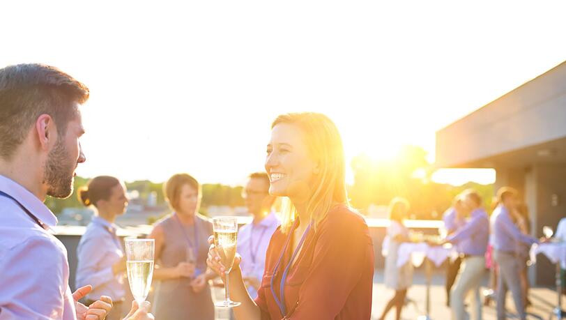 Höflichkeit, Lächeln und Augenkontakt sind beim Smalltalk das A und O. Höflichkeit, Lächeln und Augenkontakt sind beim Smalltalk das A und O.