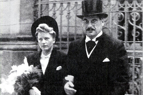 Privates Glück mitten im Zweiten Weltkrieg: Am 8. Juni 1942 heiraten Grete und Gustav Schickedanz in der Fürther St. Paul-Kirche.