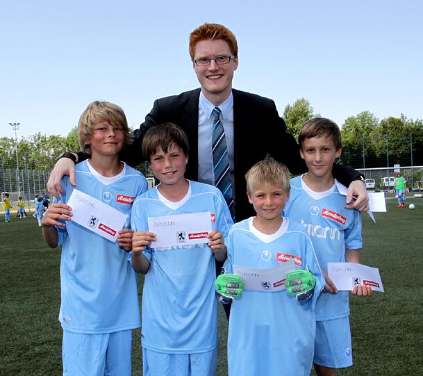 Überreichte die Löwen-Tickets an die Kinder: Max Wimmer von Fielmann.