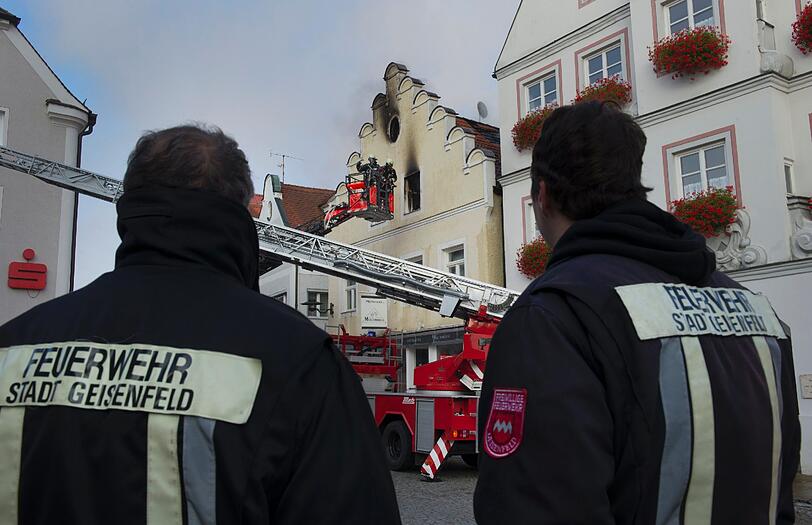 Brand in einem Mehrfamilienhaus in Geisenfeld: Die Bilder