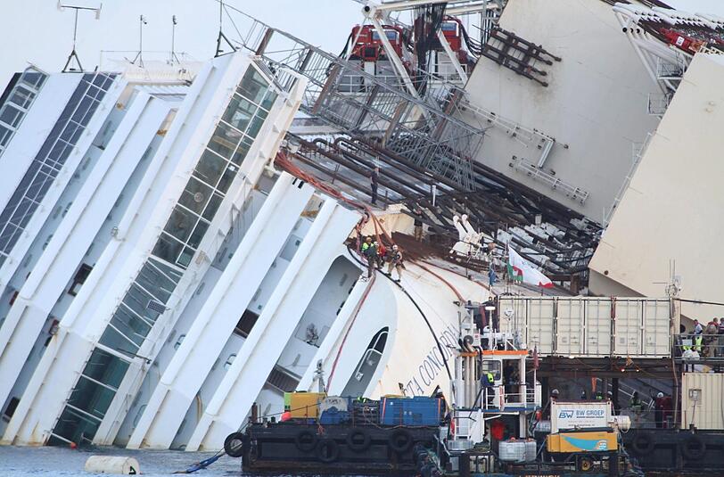 Die aufwendige Bergungsaktion der havarierten "Costa Concordia" ist angelaufen. Bilder von den Vorbereitungen.