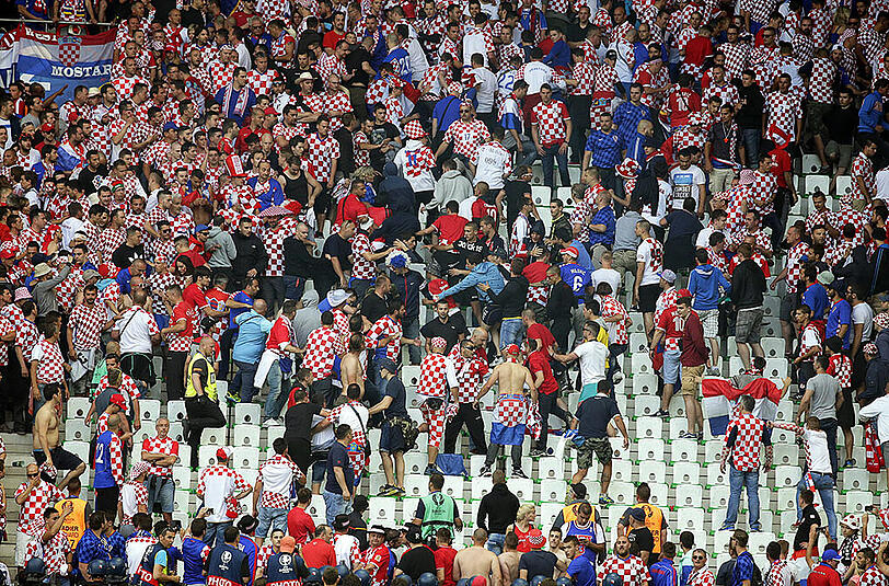 Kroatische "Fans" sind beim Spiel gegen Tschechien völlig ausgerastet. Die Bilder.