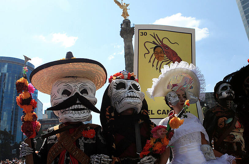 Der "Día de los Muertos" wird in Mexiko-Stadt in diesem Jahr erstmals auch als Parade gefeiert. Die Bilder vom Umzug nach Vorbild des James-Bond-Films "Spectre".