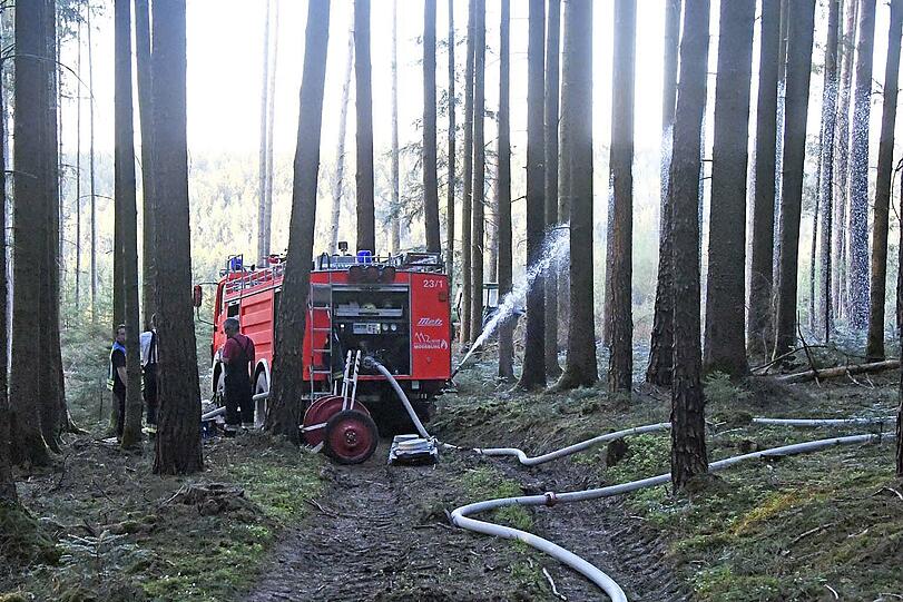 In der Nähe von Landshut standen am Freitagabend knapp 20.000 Quadratmeter Wald in Flammen. Rund 300 Einsatzkräfte waren bis tief in die Nacht im Einsatz, um den Brand unter Kontrolle zu bekommen.