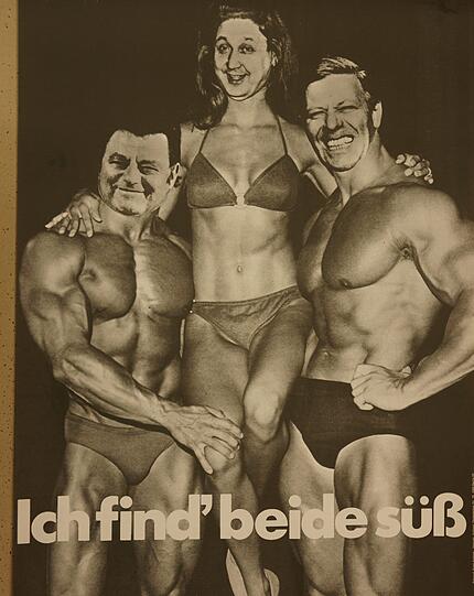 Anfang der 1980er Jahre ist dieses Plakat von Satiriker Ernst Volland häufig in linken Buchläden (und bei diversen linken Gruppen) zu sehen. Allerdings nirgends im öffentlichen Straßenraum, weil die Deutsche Städtereklame für diese "Frechheit" keine Litfaßsäulenflächen zur Verfügung stellen will. Zu sehen: FDP-Chef Hans-Dietrich Genscher (Mitte) als umworbene Schönheit zwischen den Supermännern Franz Josef Strauß (l.), der 1980 als CSU-Kanzlerkandidat antritt, und SPD-Bundeskanzler Helmut Schmidt (r.). Zwei Jahre später, 1982, unterstützt Genscher das konstruktive Misstrauensvotum gegen Schmidt.