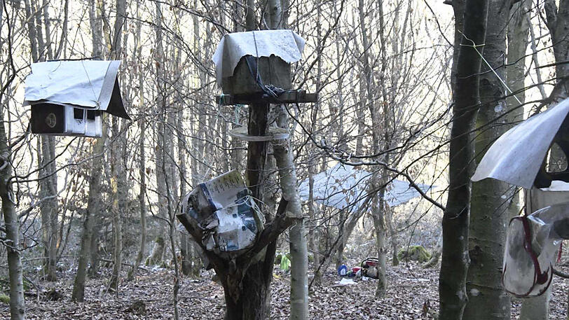Die Bilder vom Feuerwehreinsatz am Freitag. Der Mann lebte in einer provisorischen Unterkunft in einem Waldstück bei Vaterstetten.