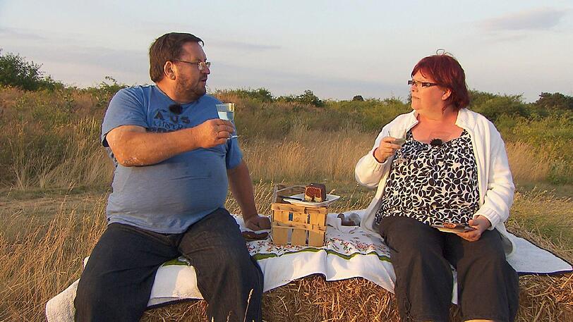 Helmut überrascht Angie mit einem Picknick mit toller Aussicht.