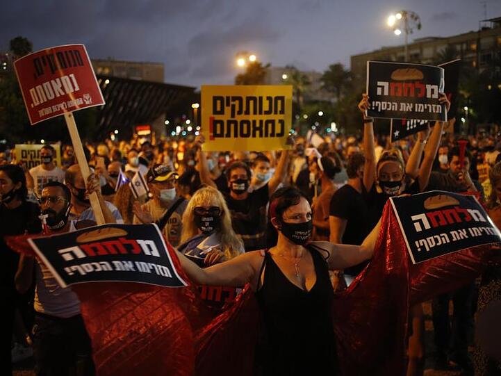 Tausende Israelis versammelten sich auf dem Rabin-Platz in Tel Aviv, um gegen Premierminister Netanjahu und die wirtschaftliche Notlage infolge von Einschränkungen wegen der Corona-Pandemie zu demonstrieren.