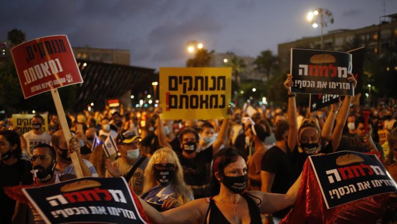 Tausende Israelis versammelten sich auf dem Rabin-Platz in Tel Aviv, um gegen Premierminister Netanjahu und die wirtschaftliche Notlage infolge von Einschränkungen wegen der Corona-Pandemie zu demonstrieren. Tausende Israelis versammelten sich auf dem Rabin-Platz in Tel Aviv, um gegen Premierminister Netanjahu und die wirtschaftliche Notlage infolge von Einschränkungen wegen der Corona-Pandemie zu demonstrieren.