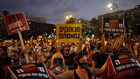 Tausende Israelis versammelten sich auf dem Rabin-Platz in Tel Aviv, um gegen Premierminister Netanjahu und die wirtschaftliche Notlage infolge von Einschränkungen wegen der Corona-Pandemie zu demonstrieren.