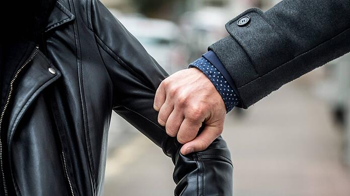 Die Männer haben die junge Frau am Arm festgehalten und unsittlich berührt. (Symbolbild)
