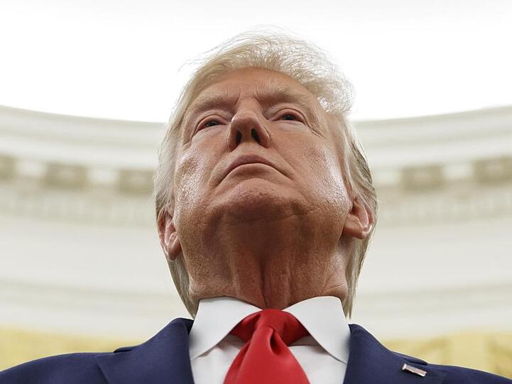 US-Präsident Donald Trump steht im Oval Office.