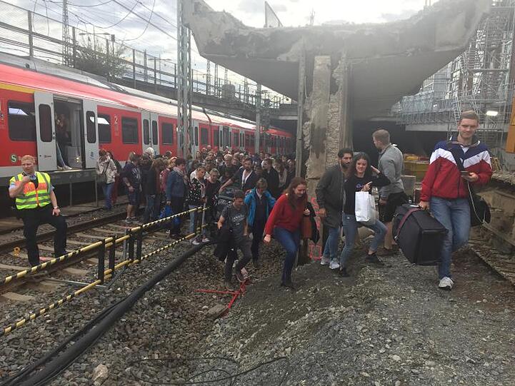 Passagiere verlassen die defekte S-Bahn, die unter dem Stuttgarter Hauptbahnhof stehengeblieben war.