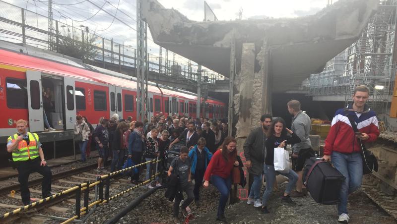Passagiere verlassen die defekte S-Bahn, die unter dem Stuttgarter Hauptbahnhof stehengeblieben war.