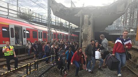 Passagiere verlassen die defekte S-Bahn, die unter dem Stuttgarter Hauptbahnhof stehengeblieben war.
