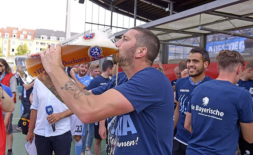 Was folgt, ist die pure Ekstase: Nach Abpfiff fluten die Fans das Spielfeld, die Spieler feiern ausgelassen mit ihren Anhängern und Mölders genehmigt sich (natürlich!) ein kühles Weißbier.