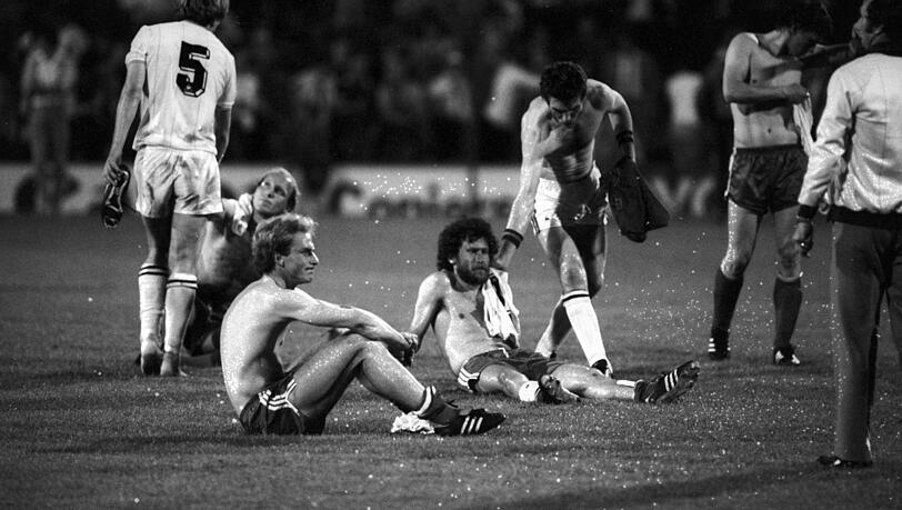 Bayerischer Frust: Der "FC Breitnigge" um den jungen Karl-Heinz Rummenigge (Mitte) und Leitwolf Paul Breitner (sitzend rechts) nach der Pleite 1982 in Rotterdam.