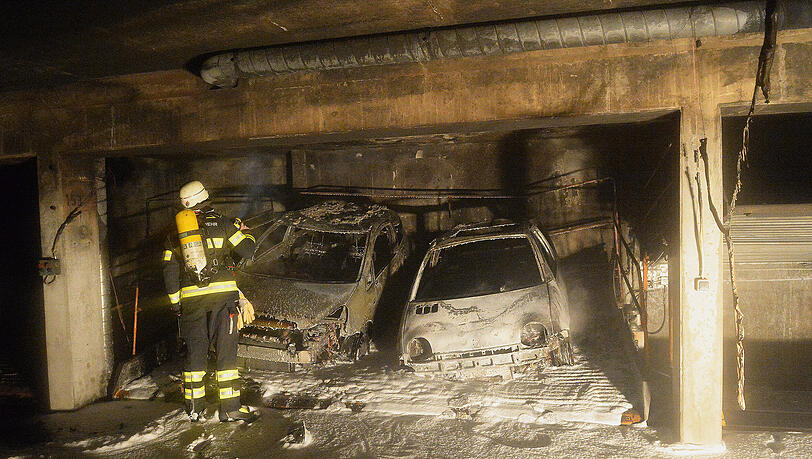 Die ausgebrannten Autos in der Tiefgarage.