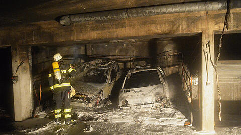 Die ausgebrannten Autos in der Tiefgarage.