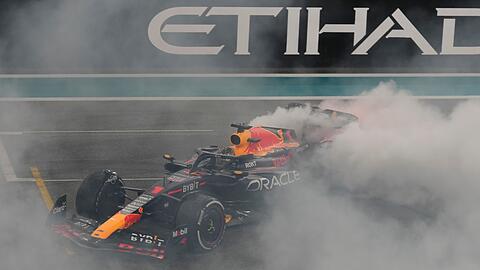 Max Verstappen lässt nach seinem Sieg in Abu Dhabi in die Reifen qualmen.
