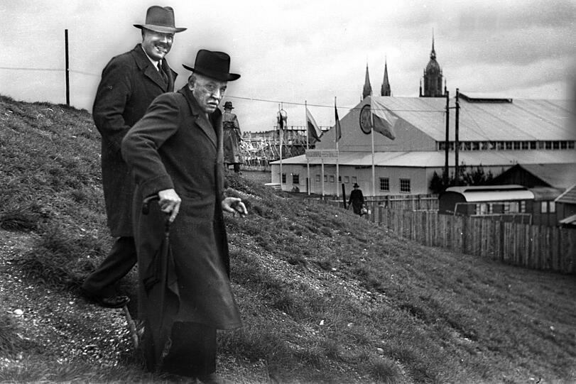 16. September 1950: Kurz vor dem ersten Anzapfen auf dem Oktoberfest stolpert ein grantiger OB Thomas Wimmer (r.) den Wiesn-Hügel hinunter.