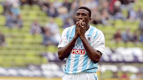 Francis Kioyo ist nach seinem verschossenen Elfmeter tief entt&auml;uscht.