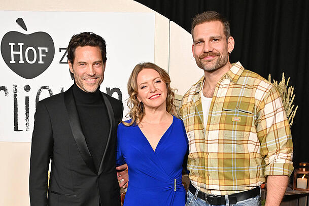 Stephan Kaefer, Diana Staehly und Moritz Otto (re.) bei der Premiere zu "Ein Hof zum Verlieben" im Februar 2026.