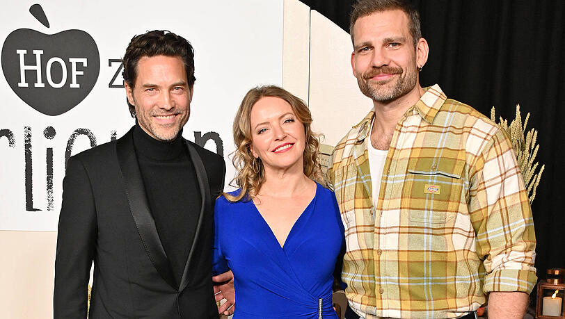 Stephan Kaefer, Diana Staehly und Moritz Otto (re.) bei der Premiere zu "Ein Hof zum Verlieben" im Februar 2026.