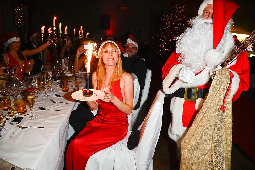 Promi-Damen in Leih-Roben und Lothar Matthäus als Weihnachtsmann. Die Bilder von der Weihnachtsfeier des Online-Kleiderverleihs &bdquo;dresscoded.com&ldquo;.