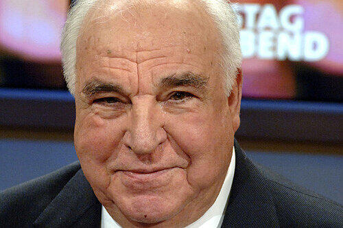 Im Februar 1995 unterzog sich HELMUT KOHL in München einer lange geplanten Meniskusoperation. In den Tagen darauf führte er die Regierungsgeschäfte vom Krankenbett aus. Er werde laufend unterrichtet und treffe seine Entscheidungen, teilte ein Regierungssprecher damals mit. Nach elf Tagen Krankenlager kehrte Kohl in Kanzleramt in Bonn zurück.