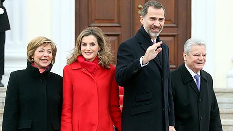 Bundespräsident Joachim Gauck und seine Lebensgefährtin Daniela Schadt empfangen vor dem Schloss Bellevue in Berlin Spaniens König Felipe VI. und Königin Letizia.