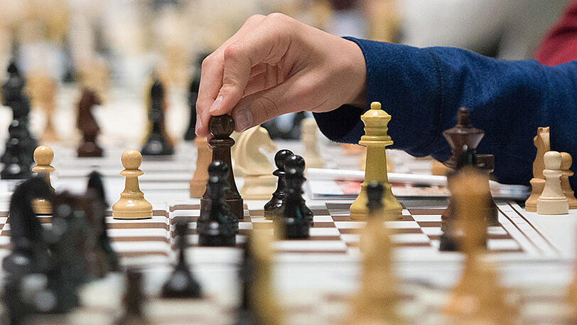 War das ein kluger Zug? Mädchen darf wegen ihrem Rock nicht Schach spielen.