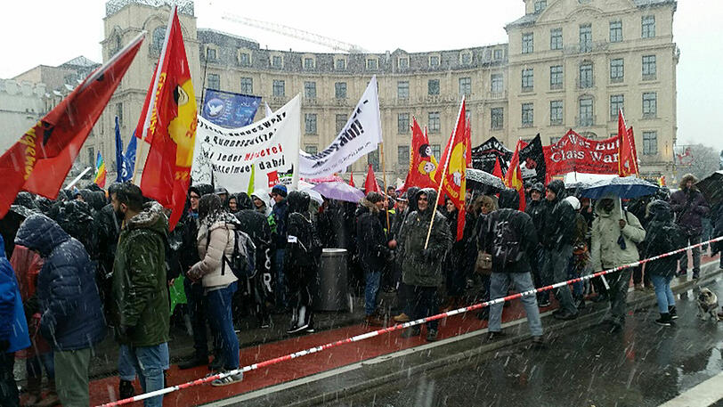 Nach der Auftaktkundgebung auf dem Karlsplatz ging es im Demonstrationszug durch München.