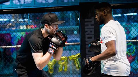"Es war ein hartes Training, aber ich habe mich ganz gut geschlagen", sagt Daryl Boyle (links) über die Einheit mit MMA-Fighter Batobo.