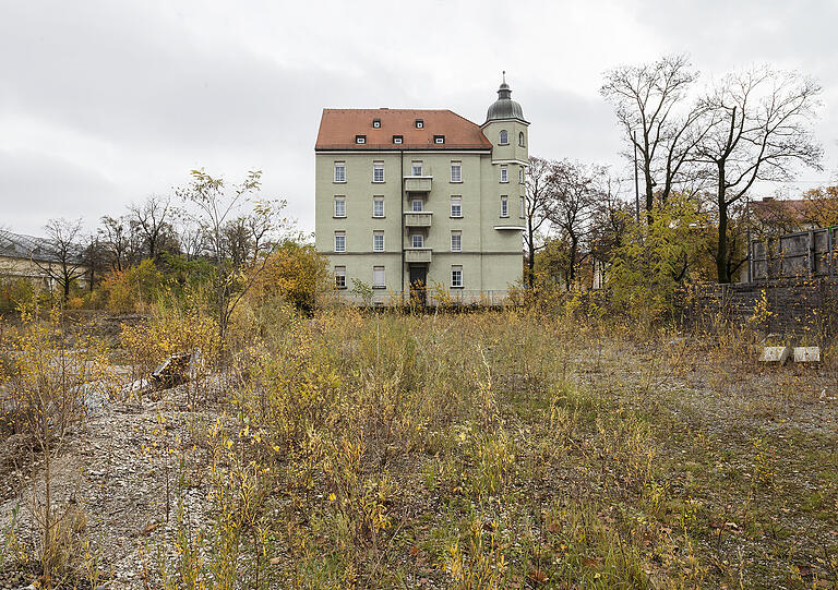 Diese Villa hat mehr Potenzial als einfach alleine an der Dachauer Straße zu verfallen, glauben Irene Graef und Robert Pupeter. Ihnen schwebt eine Villa Kunterbunt vor, in der Senioren aus verschiedenen Kulturen wohnen. In der gemeinsamen Küche entstehen Gerichte aus dem Gemüse, das gemeinschaftlich angebaut wird. In Standkörben kann man sich von der getanen Arbeit ausruhen.