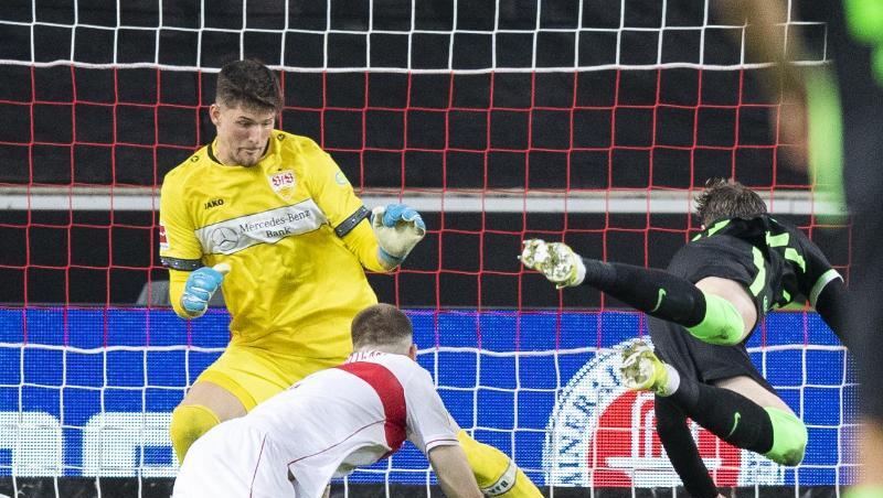 VfL-Torjäger Wout Weghorst (r) sorgte beim Wolfsburger Sieg in Stuttgart für die Vorentscheidung.