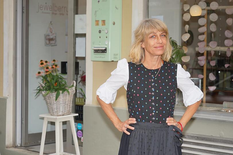 Geschäftsführerin Malaika Krüger: "Mir geht es um den Fokus auf die Umwelt. Außerdem geht es mir um die Jugend. Ich habe zwei Kinder und wünsche mir, dass auch soziale Themen bei der neuen Regierung mehr Berücksichtigung finden. Es ist immer noch eine Arm-Reich-Schere da. Vielleicht sollten einfach jüngere Leute in die Politik, zumindest sollte man sie mehr ins Boot holen. Es braucht einen großen runden Tisch mit verschiedensten gesellschaftlichen Gruppen. Ich tendiere zu den Grünen, weil sie die Ersten waren, die das Umweltthema aufgegriffen haben. Es geht um die Rettung der Mutter Erde und das Klima. Die Wirtschaft muss umdenken. Es braucht Transparenz."