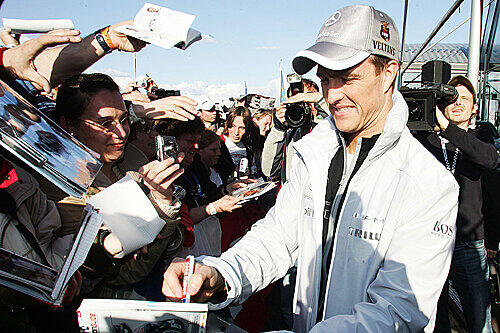 Beliebt bei den Fans: Ralf Schumacher umringt von seinen Anhängern.