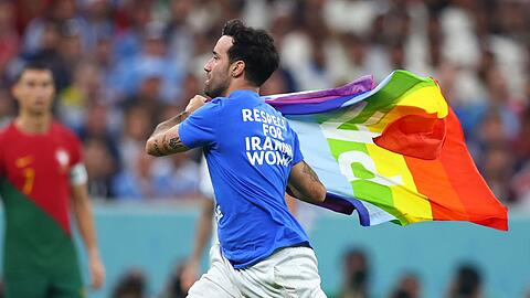 Ein Flitzer sorgte bei Portugal gegen Uruguay für Aufsehen.