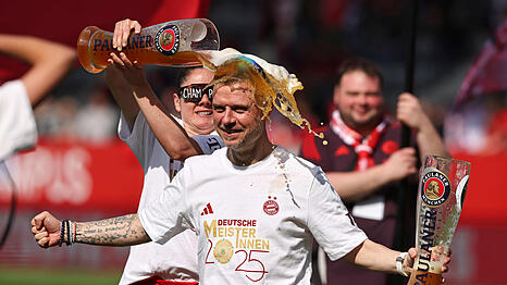 Meisterliche Bierdusche für Bayern-Trainer Alexander Straus.
