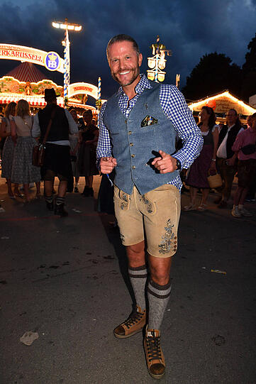 Paul Janke: Er hat das Glück, dass an ihm alles gut ausschaut. Aber für's nächste Oktoberfest wäre ein bayerischer Markendeal oder Stylist von Vorteil. Weste, Hose und Kniestrümpfe sind super, aber das Karohemd gibt ihm leider den Touch von Wiesn-Tourist! Und Turnschuhe sind für Trachtenliebhaber immer noch nicht freigegeben. Aber ein fescher Bua!