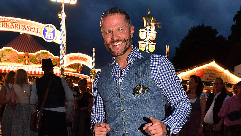 Paul Janke: Er hat das Glück, dass an ihm alles gut ausschaut. Aber für's nächste Oktoberfest wäre ein bayerischer Markendeal oder Stylist von Vorteil. Weste, Hose und Kniestrümpfe sind super, aber das Karohemd gibt ihm leider den Touch von Wiesn-Tourist! Und Turnschuhe sind für Trachtenliebhaber immer noch nicht freigegeben. Aber ein fescher Bua! Paul Janke: Er hat das Glück, dass an ihm alles gut ausschaut. Aber für's nächste Oktoberfest wäre ein bayerischer Markendeal oder Stylist von Vorteil. Weste, Hose und Kniestrümpfe sind super, aber das Karohemd gibt ihm leider den Touch von Wiesn-Tourist! Und Turnschuhe sind für Trachtenliebhaber immer noch nicht freigegeben. Aber ein fescher Bua!