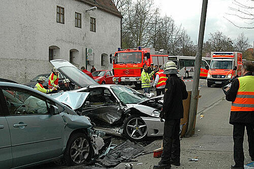 Aus diesem beim Unfall zerstörten Ferrari konnte der Beifahrer nur noch tot geborgen werden.