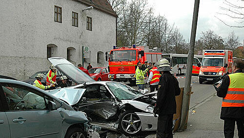 Aus diesem beim Unfall zerstörten Ferrari konnte der Beifahrer nur noch tot geborgen werden. Aus diesem beim Unfall zerstörten Ferrari konnte der Beifahrer nur noch tot geborgen werden.
