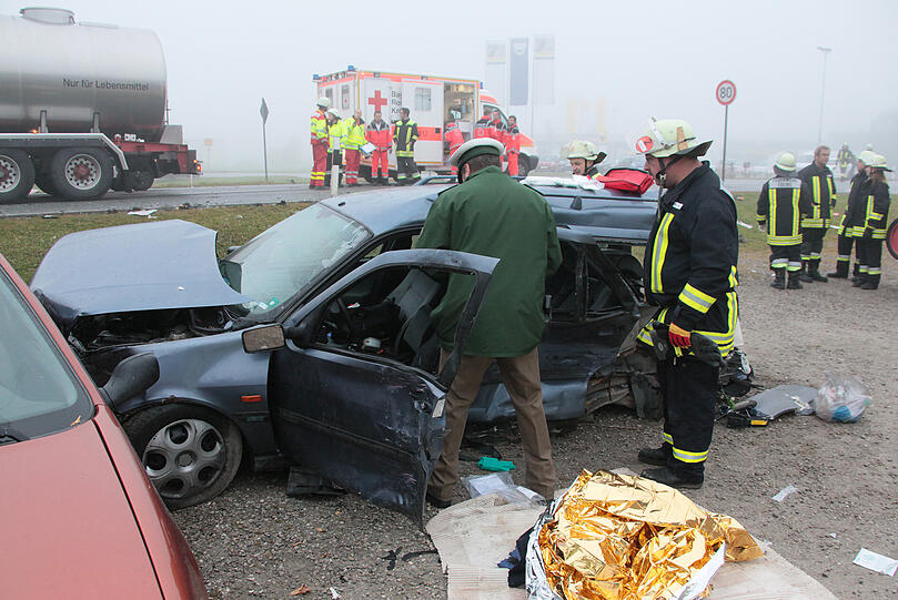 Unfall mit verheerenden Folgen: Aus unbekannter Ursache hat ein Lastwagenfahrer bei Edling ein Auto übersehen. Er rammte das Fahrzeug, zwei Menschen starben, zwei wurden verletzt.