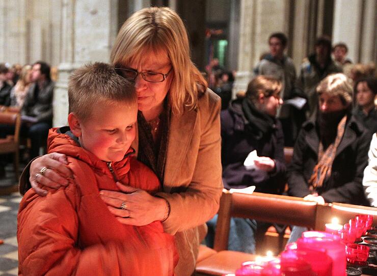 Trauer, Wut, Entsetzen: Nach dem schrecklichen Busunfall in der Schweiz mit 28 toten Menschen fallen sich Angehörige in die Arme, Freunde stellen Kerzen auf und besuchen Gottestdienste. Die Bilder