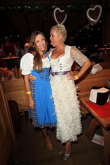 Besonders gut verstehen sich Simone Lambe- Ballack und Claudia Effenberg am Sonntag im Weinzelt
