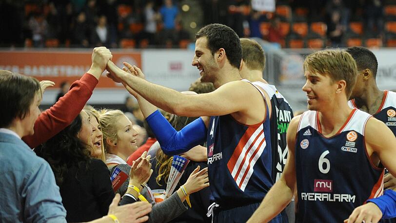 Boris Savovic (l.) und Steffen Hamann klatschen nach dem Sieg gegen Partizan Belgrad mit den Fans ab. Boris Savovic (l.) und Steffen Hamann klatschen nach dem Sieg gegen Partizan Belgrad mit den Fans ab.